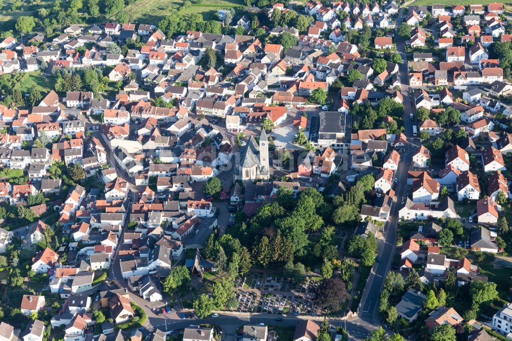 Luftbild Zornheim - Kirchengebäude der Katholischen Kirche Zornheim in der Ortsmitte in Zornheim im Bundesland Rheinland-Pfalz, Deutschland