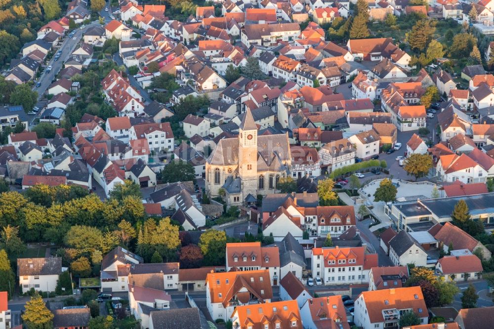 Zornheim von oben - Kirchengebäude der Katholischen Kirche Zornheim in Zornheim im Bundesland Rheinland-Pfalz, Deutschland