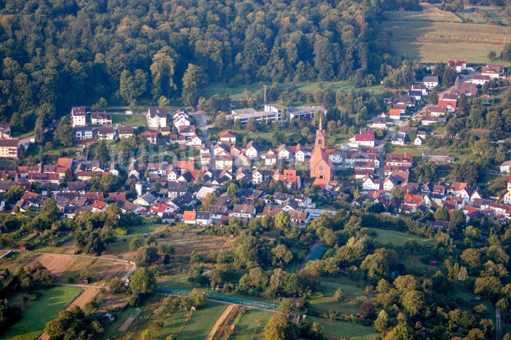 Luftbild Wöschbach - Kirchengebäude der Katholischen Kirchengemeinde Pfinztal in Wöschbach im Bundesland Baden-Württemberg, Deutschland
