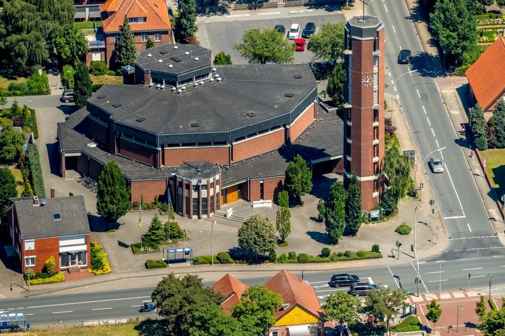 Beelen von oben - Kirchengebäude der katholischen Pfarrkirche Sankt Johannes Baptist in Beelen im Bundesland Nordrhein-Westfalen, Deutschland