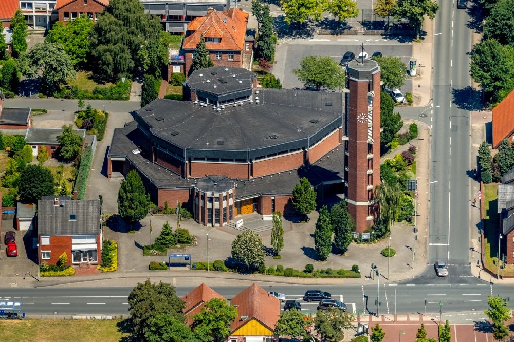 Luftbild Beelen - Kirchengebäude der katholischen Pfarrkirche Sankt Johannes Baptist in Beelen im Bundesland Nordrhein-Westfalen, Deutschland