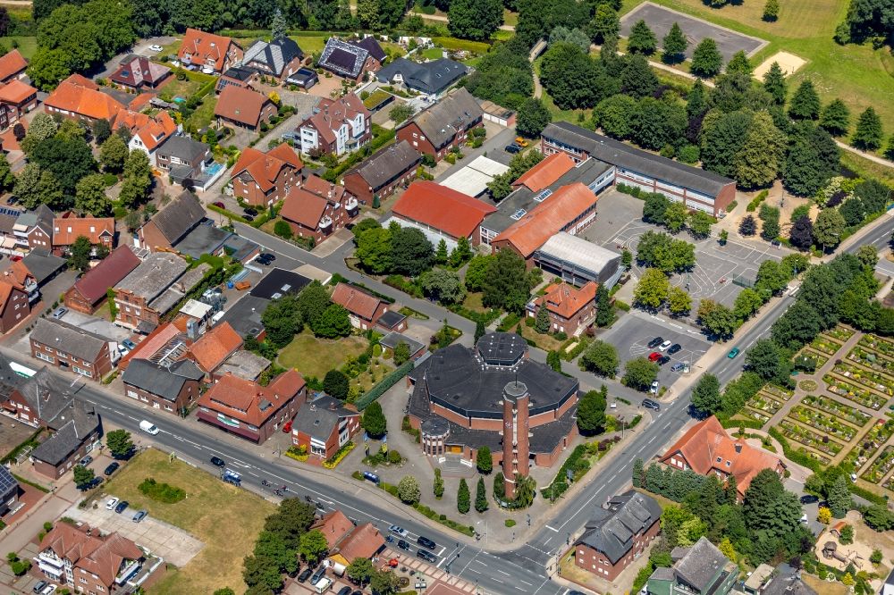 Luftaufnahme Beelen - Kirchengebäude der katholischen Pfarrkirche Sankt Johannes Baptist in Beelen im Bundesland Nordrhein-Westfalen, Deutschland