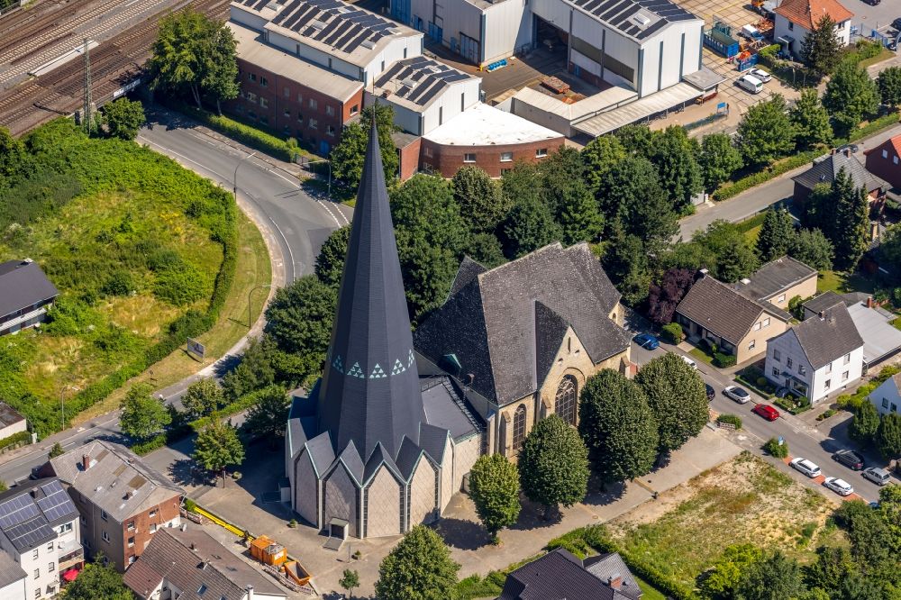 Luftaufnahme Neubeckum - Kirchengebäude der katholischen Pfarrkirche Sankt Joseph in Neubeckum im Bundesland Nordrhein-Westfalen, Deutschland