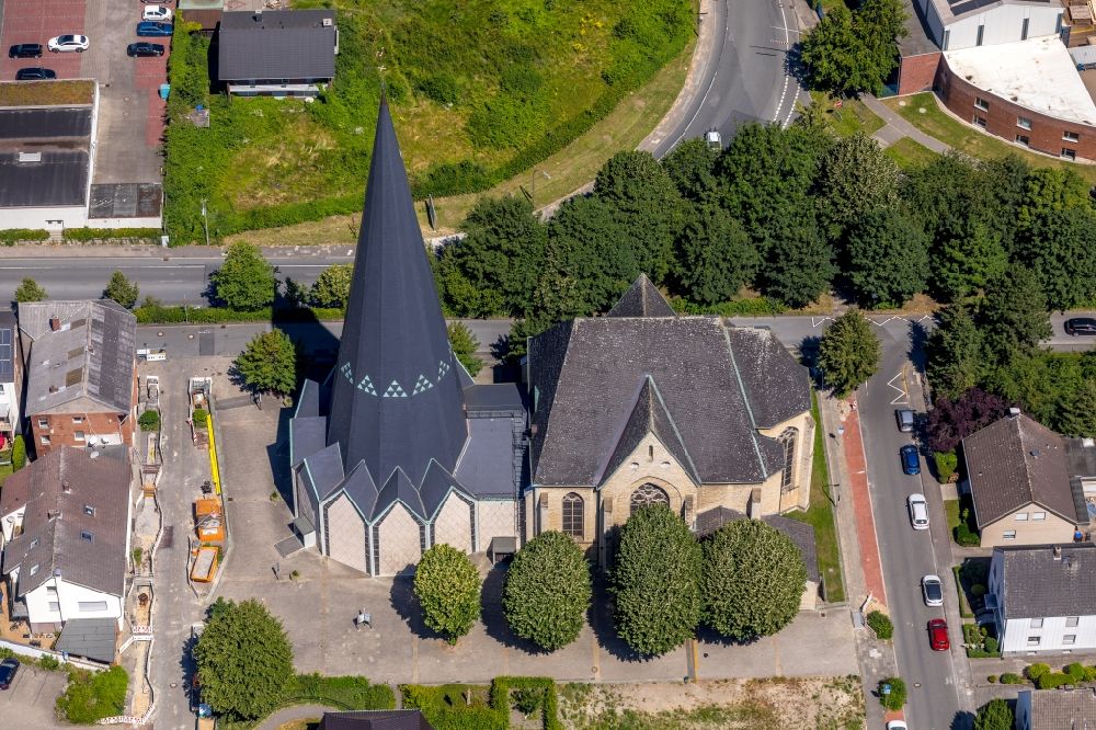 Neubeckum von oben - Kirchengebäude der katholischen Pfarrkirche Sankt Joseph in Neubeckum im Bundesland Nordrhein-Westfalen, Deutschland