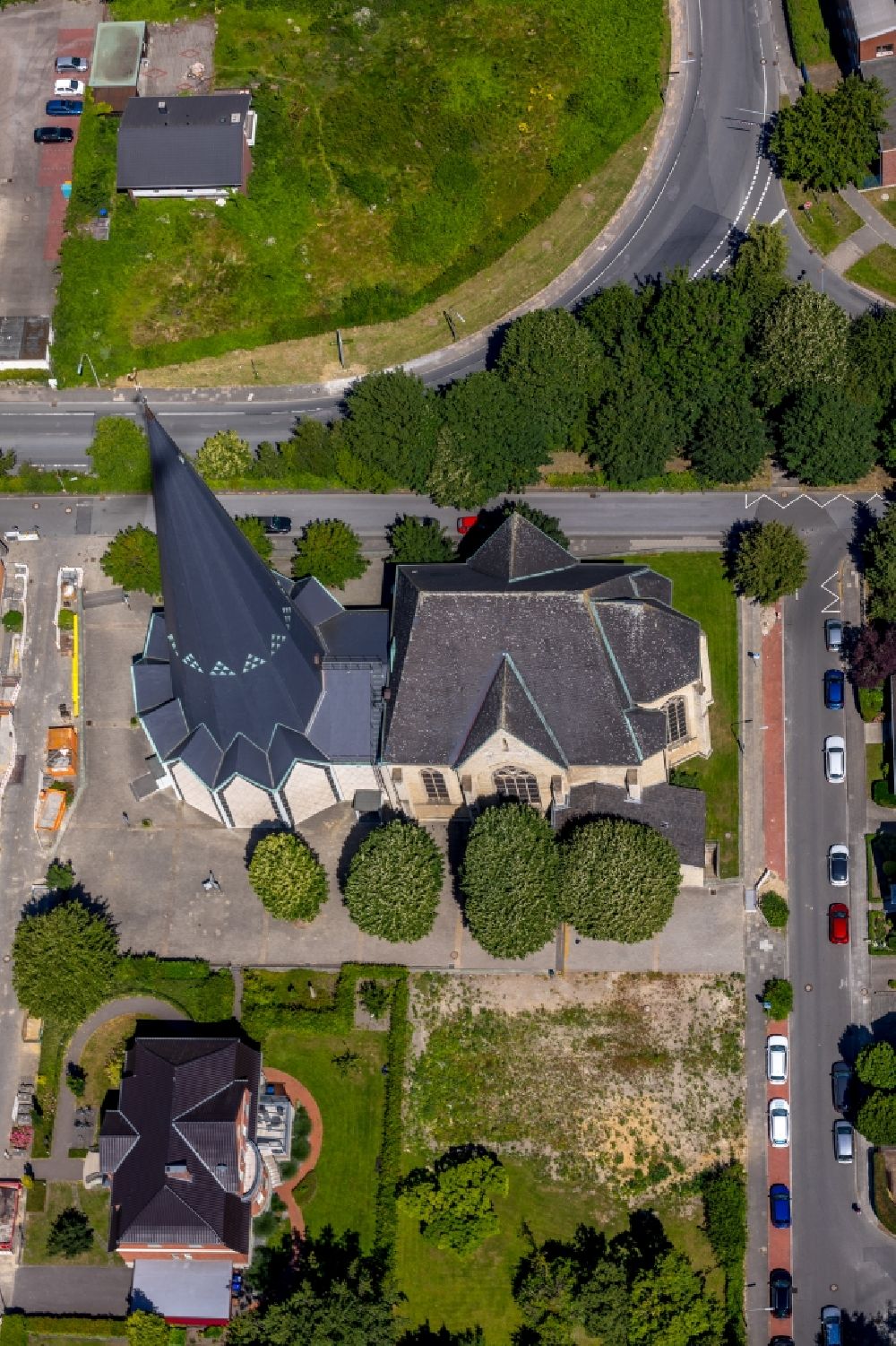 Luftbild Neubeckum - Kirchengebäude der katholischen Pfarrkirche Sankt Joseph in Neubeckum im Bundesland Nordrhein-Westfalen, Deutschland