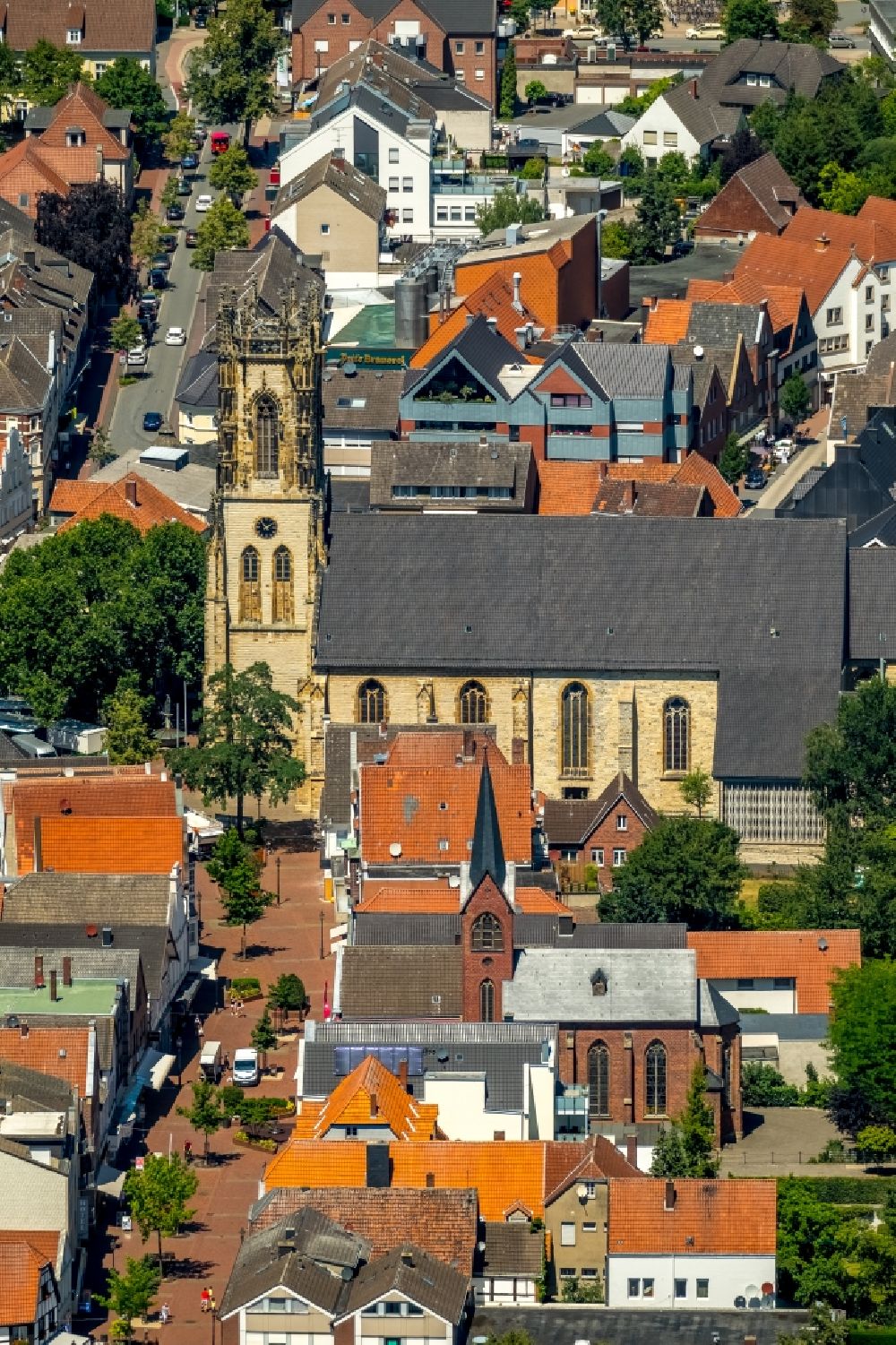 Luftbild Oelde - Kirchengebäude der katholischen Sankt Johannes Kirche im Altstadt- Zentrum in Oelde im Bundesland Nordrhein-Westfalen, Deutschland