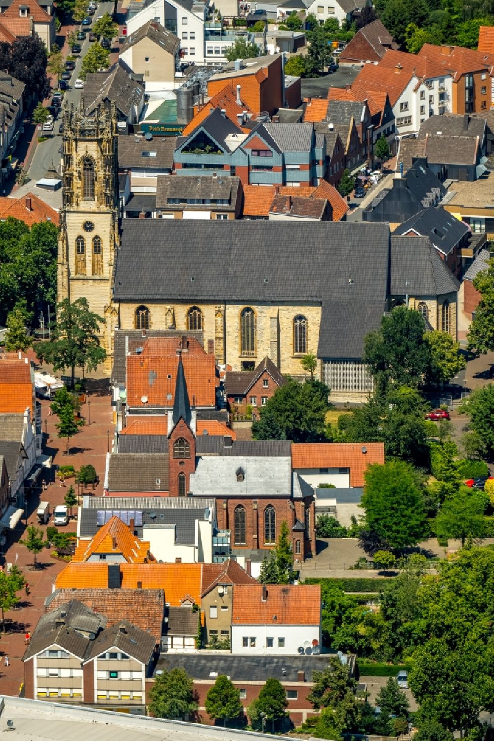 Oelde von oben - Kirchengebäude der katholischen Sankt Johannes Kirche im Altstadt- Zentrum in Oelde im Bundesland Nordrhein-Westfalen, Deutschland