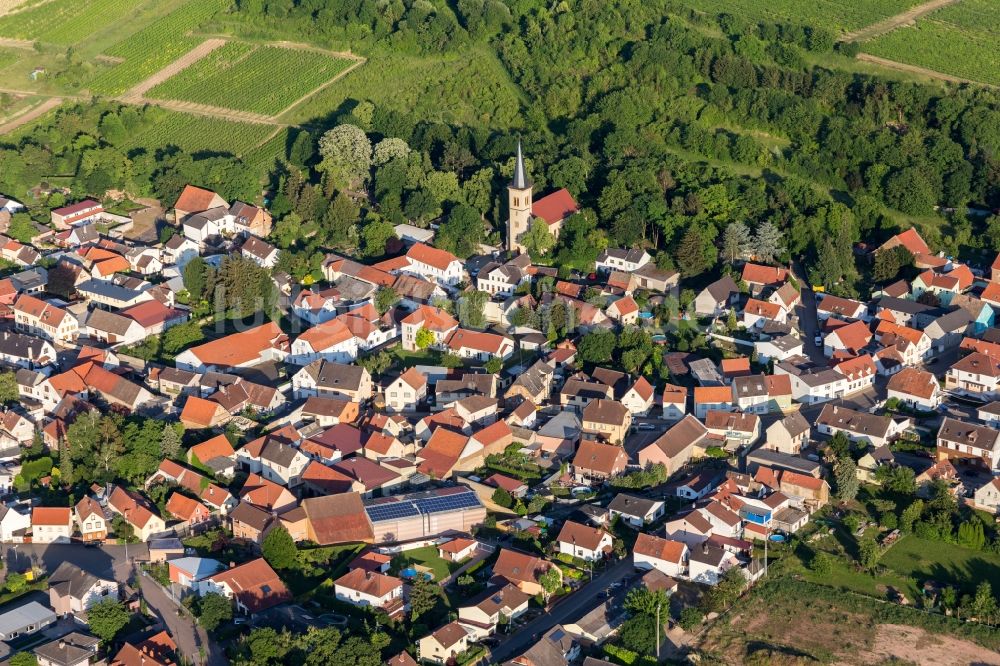 Luftaufnahme Dittelsheim-Heßloch - Kirchengebäude am Kirchberg in der Dorfmitte in Dittelsheim-Heßloch im Bundesland Rheinland-Pfalz, Deutschland