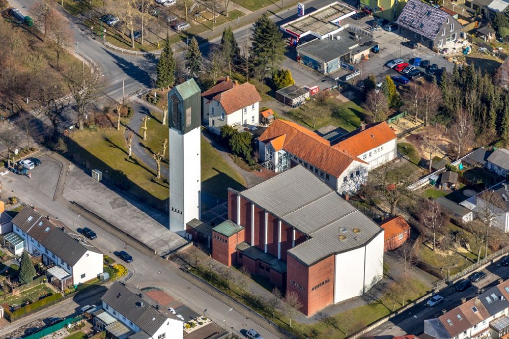 Luftaufnahme Bönen - Kirchengebäude der Kirche St. Bonifatius in Bönen im Bundesland Nordrhein-Westfalen, Deutschland