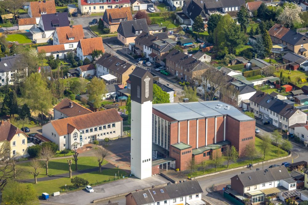 Bönen von oben - Kirchengebäude der Kirche St. Bonifatius in Bönen im Bundesland Nordrhein-Westfalen, Deutschland
