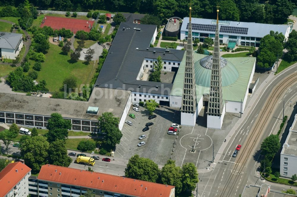 Augsburg aus der Vogelperspektive: Kirchengebäude der Kirche Don Bosco Herrenbach Augsburg in Augsburg im Bundesland Bayern, Deutschland