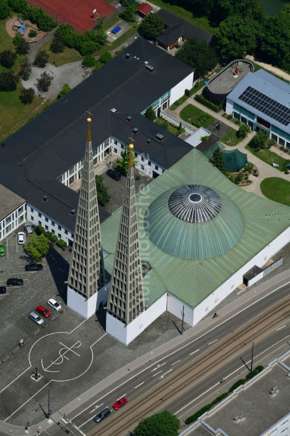 Luftbild Augsburg - Kirchengebäude der Kirche Don Bosco Herrenbach Augsburg in Augsburg im Bundesland Bayern, Deutschland