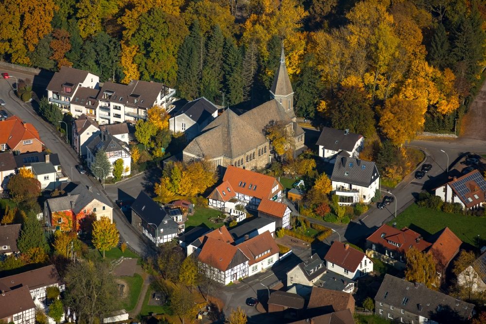 Luftbild Herdringen - Kirchengebäude der Kirche an einem herbstlich bunten Wald in Herdringen im Bundesland Nordrhein-Westfalen