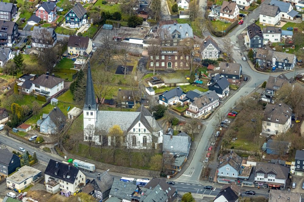 Luftaufnahme Ferndorf - Kirchengebäude der Kirche in Ferndorf im Bundesland Nordrhein-Westfalen, Deutschland