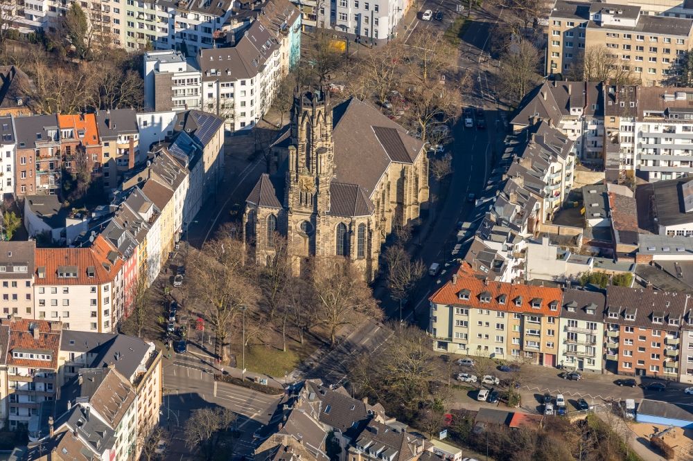 Düsseldorf aus der Vogelperspektive: Kirchengebäude der Kirche Heilige Dreifaltigkeit in Düsseldorf im Bundesland Nordrhein-Westfalen, Deutschland