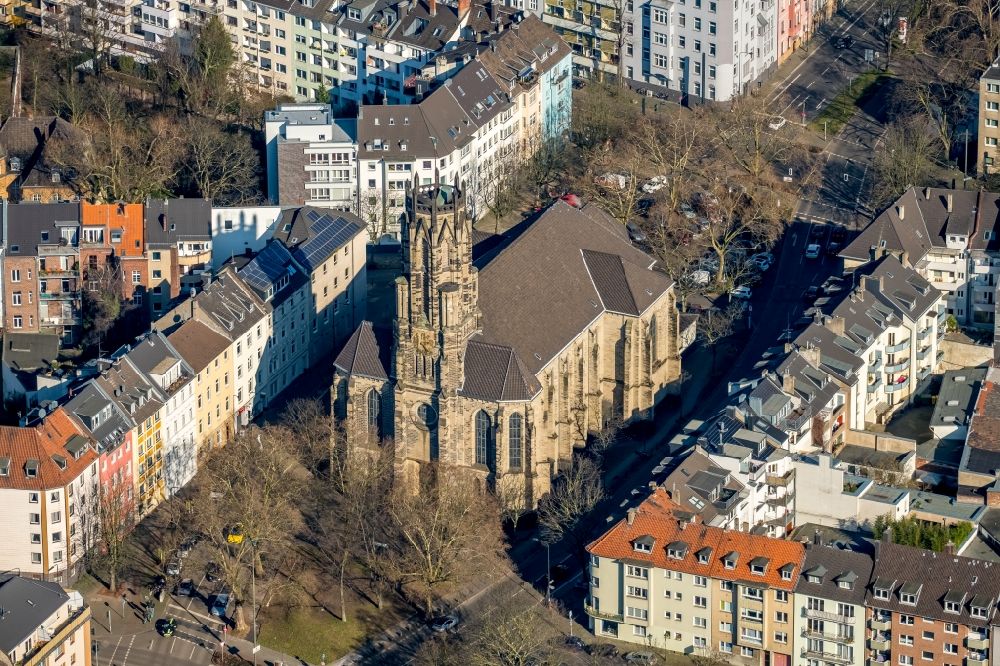 Luftbild Düsseldorf - Kirchengebäude der Kirche Heilige Dreifaltigkeit in Düsseldorf im Bundesland Nordrhein-Westfalen, Deutschland