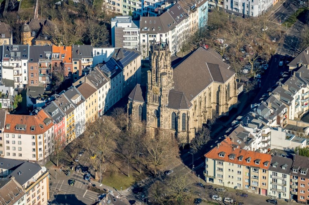 Luftaufnahme Düsseldorf - Kirchengebäude der Kirche Heilige Dreifaltigkeit in Düsseldorf im Bundesland Nordrhein-Westfalen, Deutschland