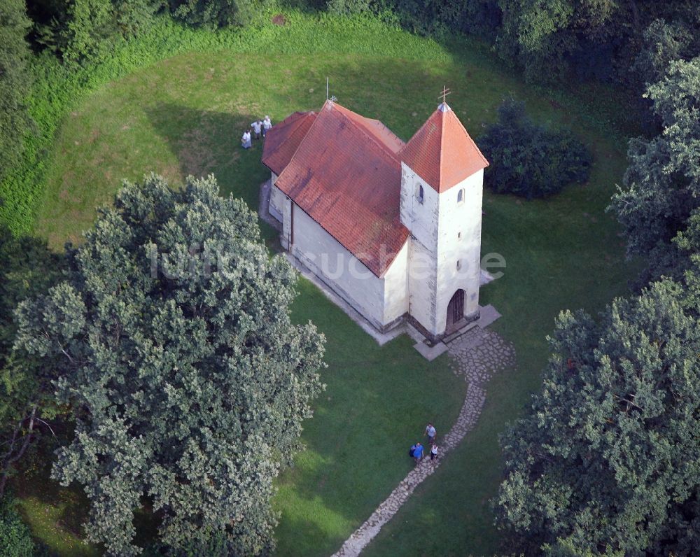 Luftaufnahme Velemer - Kirchengebäude Kirche der Heiligen Dreifaltigkeit in Velemer in Vas, Ungarn