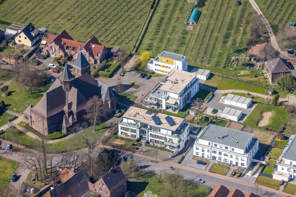 Luftaufnahme Dinslaken - Kirchengebäude der Kirche St. Johannes Auf der Brey in Dinslaken im Bundesland Nordrhein-Westfalen, Deutschland