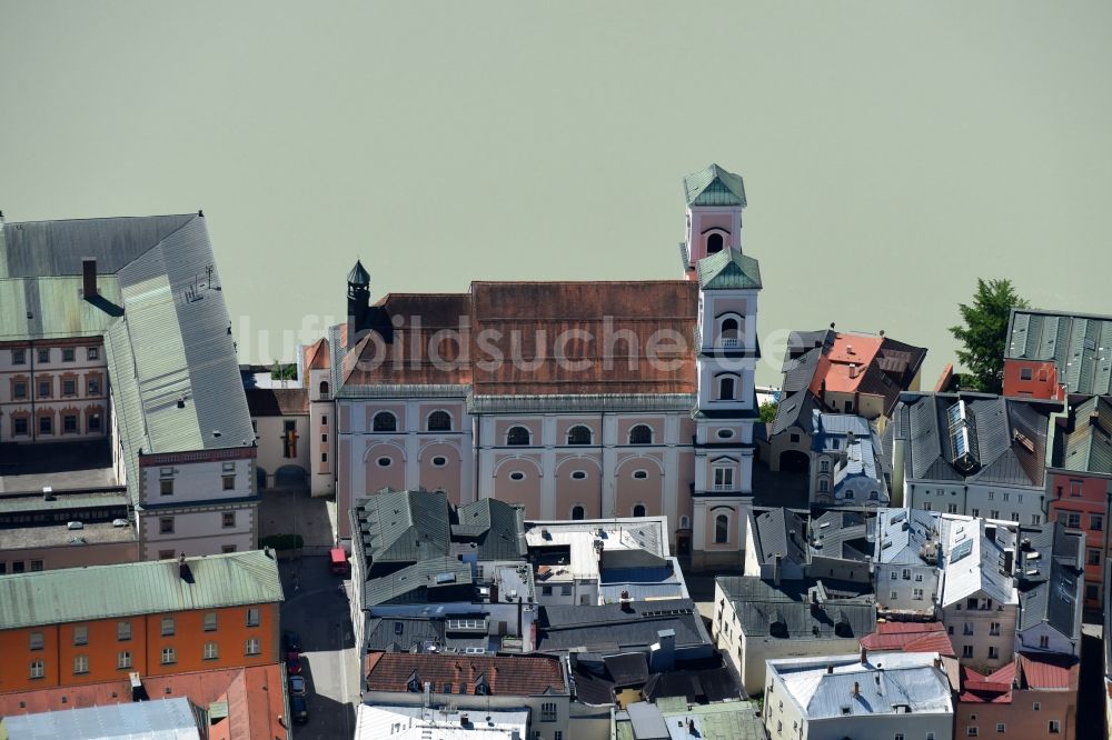 Passau von oben - Kirchengebäude der Kirche St. Michael im Ortsteil Altstadt in Passau im Bundesland Bayern, Deutschland