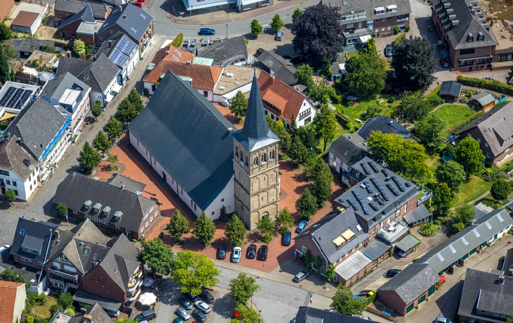 Luftaufnahme Hamminkeln - Kirchengebäude der Kirche St. Patritius in Hamminkeln im Bundesland Nordrhein-Westfalen, Deutschland