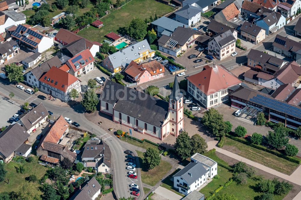Luftaufnahme Rust - Kirchengebäude Kirche des hl. Petrus in der Dorfmitte in Rust im Bundesland Baden-Württemberg, Deutschland