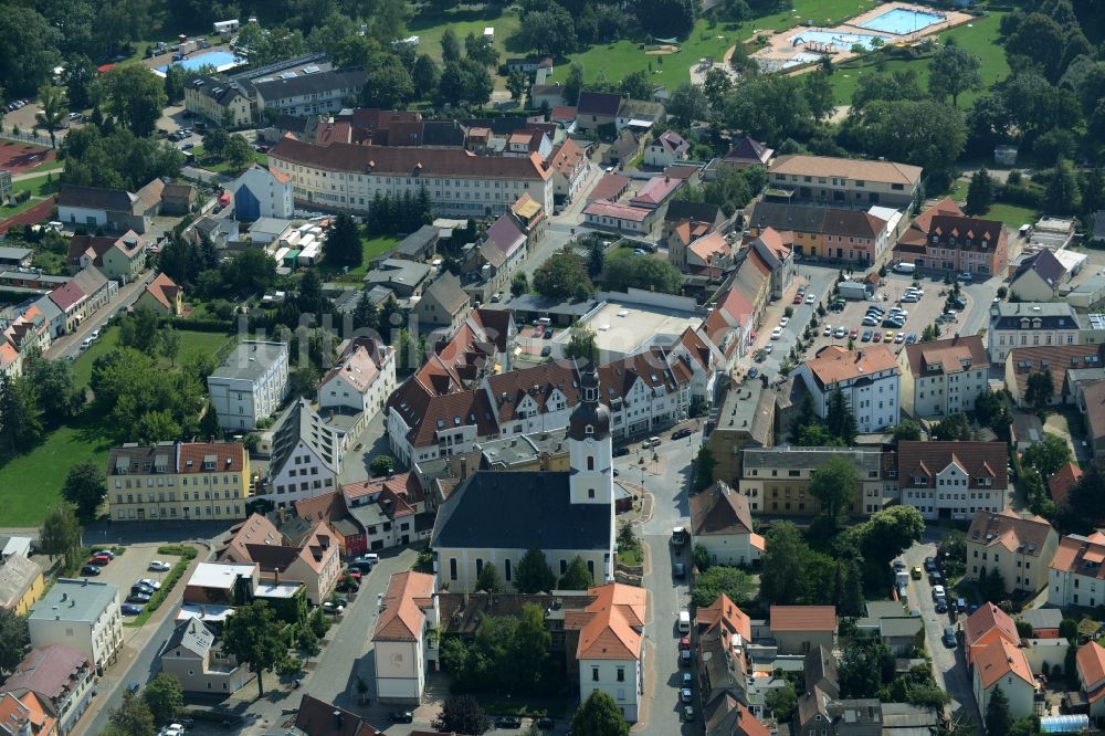 Taucha von oben - Kirchengebäude der Kirche St.Moritz im Altstadt- Zentrum von Taucha im Bundesland Sachsen