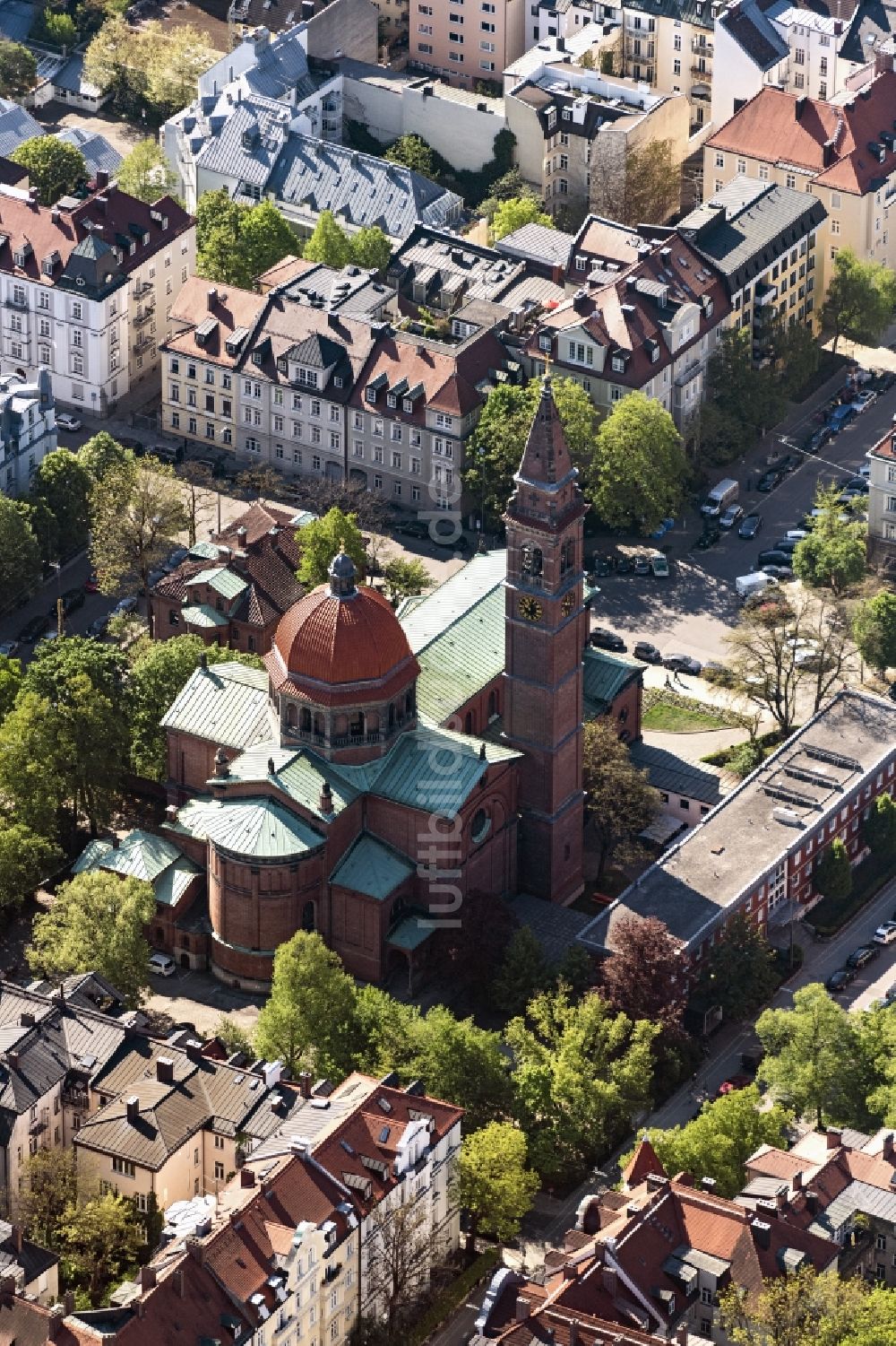 Luftbild München - Kirchengebäude der Kirche St. Ursula - Schwabinger Dom am Kaiserplatz in München im Bundesland Bayern, Deutschland
