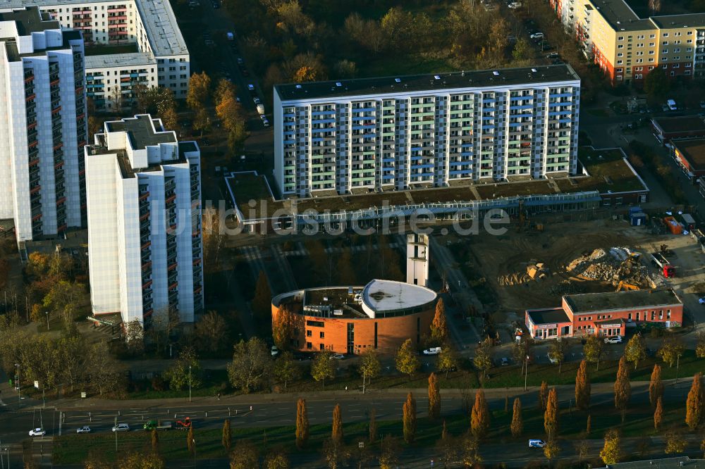 Luftaufnahme Berlin - Kirchengebäude Kirche zu Wartenberg - Pfarrsprengel in Berlin, Deutschland