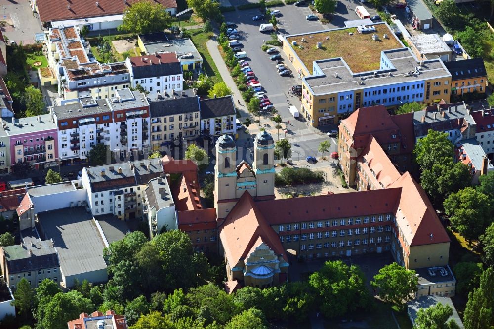 Luftaufnahme Berlin - Kirchengebäude Kirche zum Vaterhaus im Ortsteil Baumschulenweg in Berlin, Deutschland