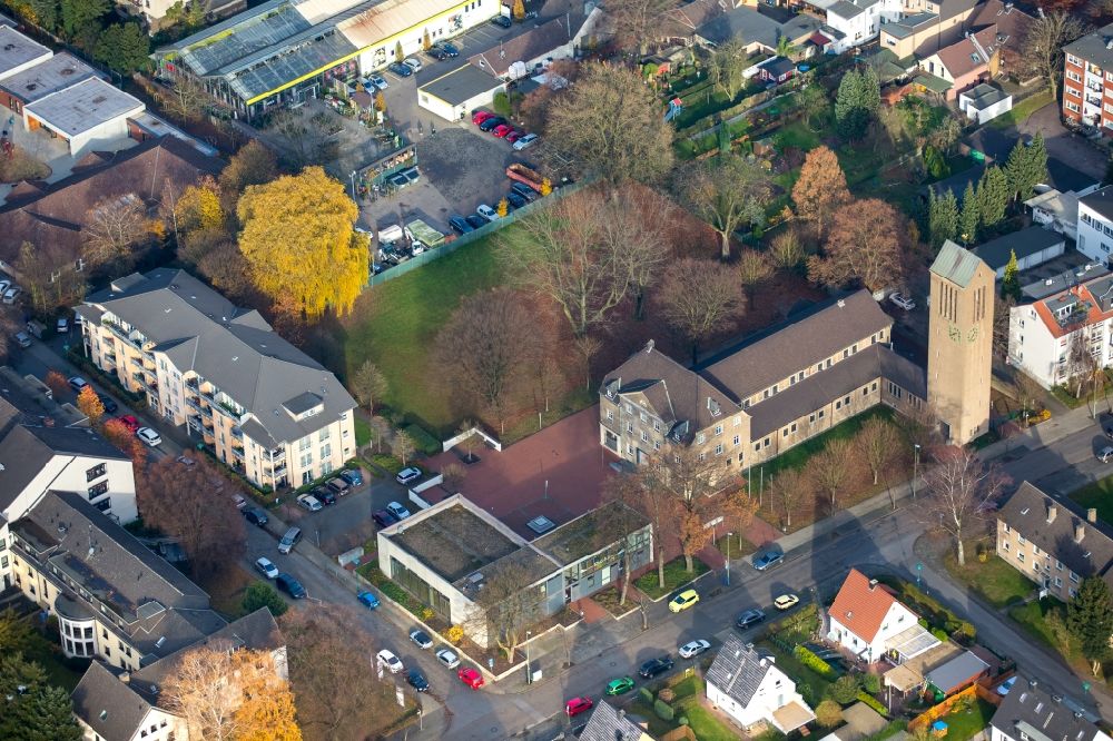 Luftaufnahme Duisburg - Kirchengebäude der Kirchengemeinde St. Dionysius Walsum im Ortsteil Vierlinden in Duisburg im Bundesland Nordrhein-Westfalen
