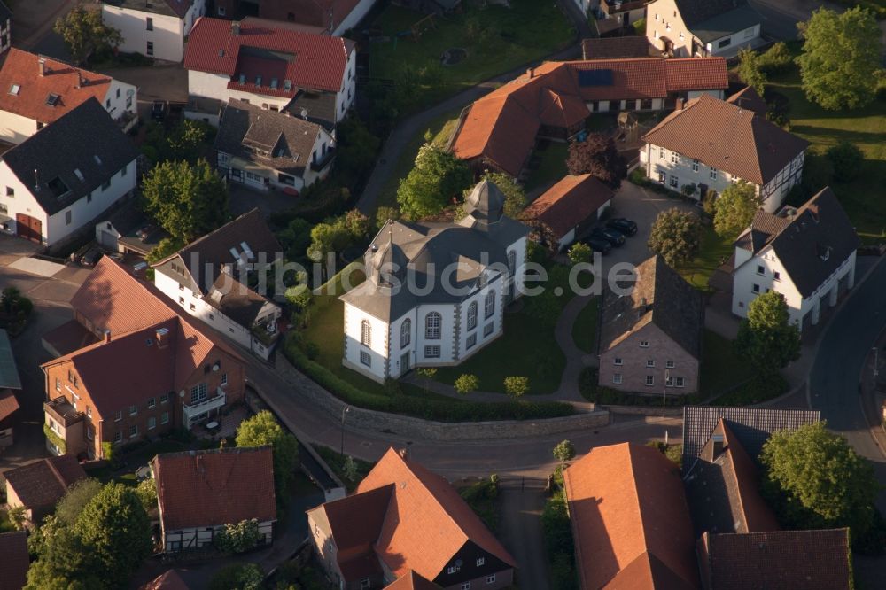 Luftaufnahme Hehlen - Kirchengebäude der Kirchengemeinde Hehlen-Hohe in der Dorfmitte im Ortsteil Daspe in Hehlen im Bundesland Niedersachsen, Deutschland