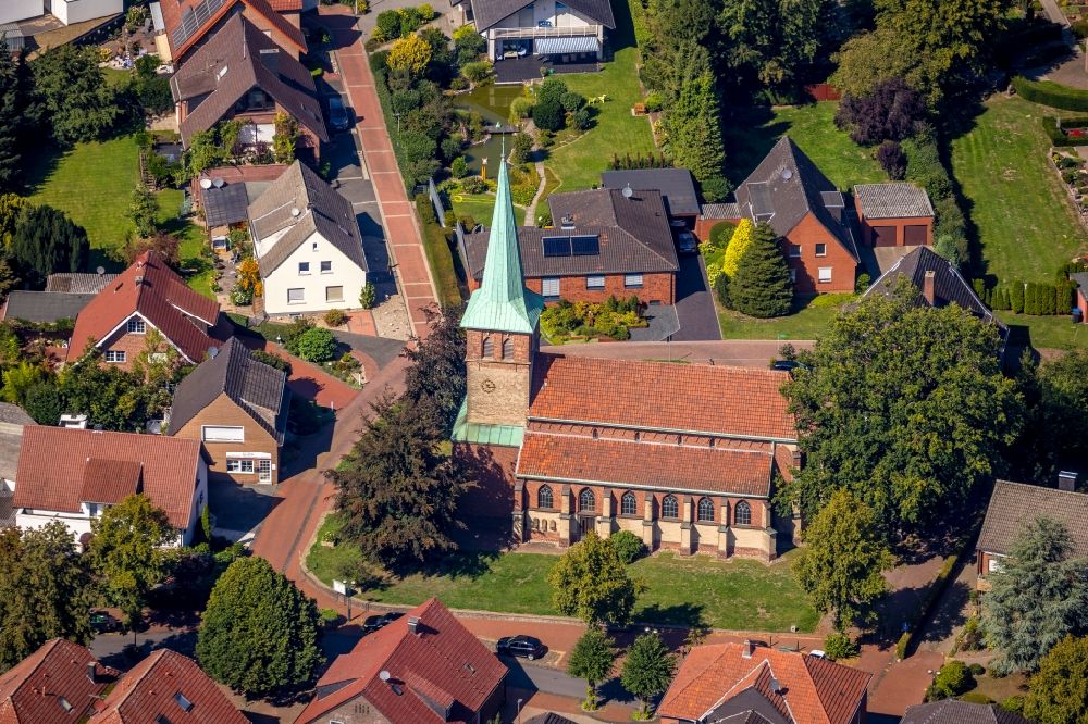 Luftbild Hünxe - Kirchengebäude der Kirchengemeinde Hünxe in der Dorstener Straße in Hünxe im Bundesland Nordrhein-Westfalen, Deutschland