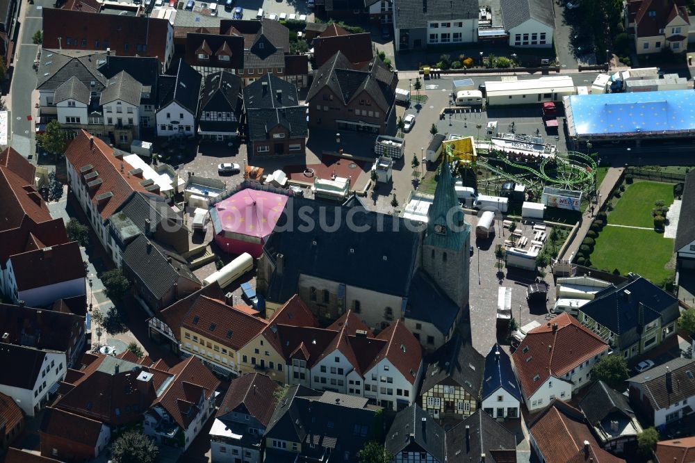 Westerkappeln aus der Vogelperspektive: Kirchengebäude am Kirchplatz in Westerkappeln im Bundesland Nordrhein-Westfalen