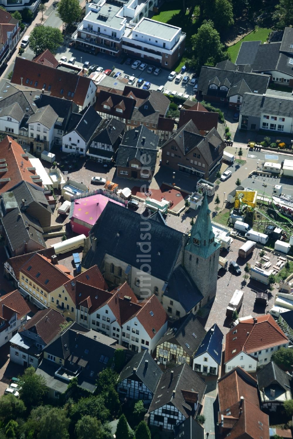 Luftaufnahme Westerkappeln - Kirchengebäude am Kirchplatz in Westerkappeln im Bundesland Nordrhein-Westfalen