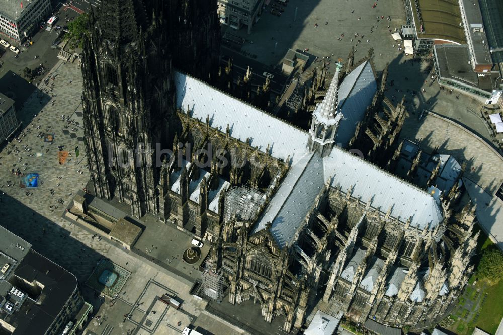 Köln aus der Vogelperspektive: Kirchengebäude Kölner Dom im Altstadt- Zentrum im Ortsteil Innenstadt in Köln im Bundesland Nordrhein-Westfalen - NRW, Deutschland