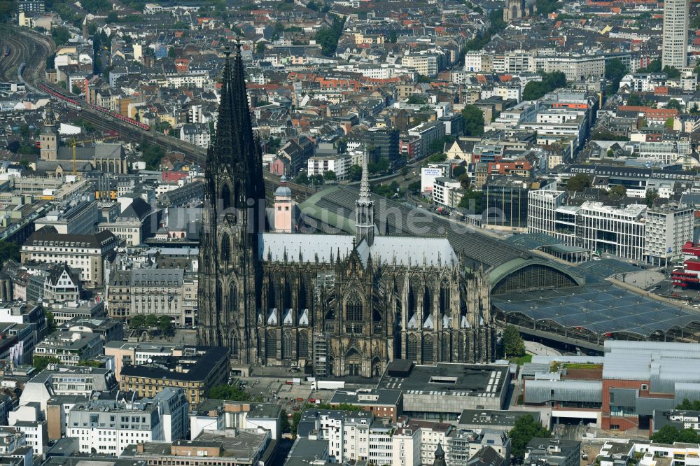 Luftaufnahme Köln - Kirchengebäude Kölner Dom im Altstadt- Zentrum im Ortsteil Innenstadt in Köln im Bundesland Nordrhein-Westfalen - NRW, Deutschland