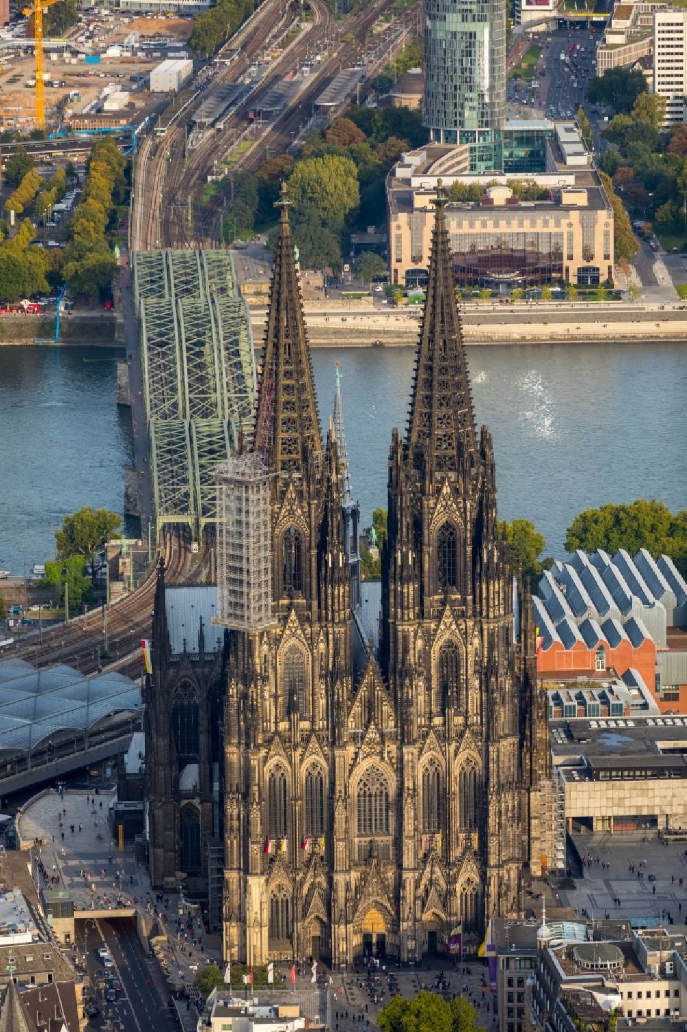Köln von oben - Kirchengebäude Kölner Dom im Altstadt- Zentrum im Ortsteil Innenstadt in Köln im Bundesland Nordrhein-Westfalen - NRW, Deutschland