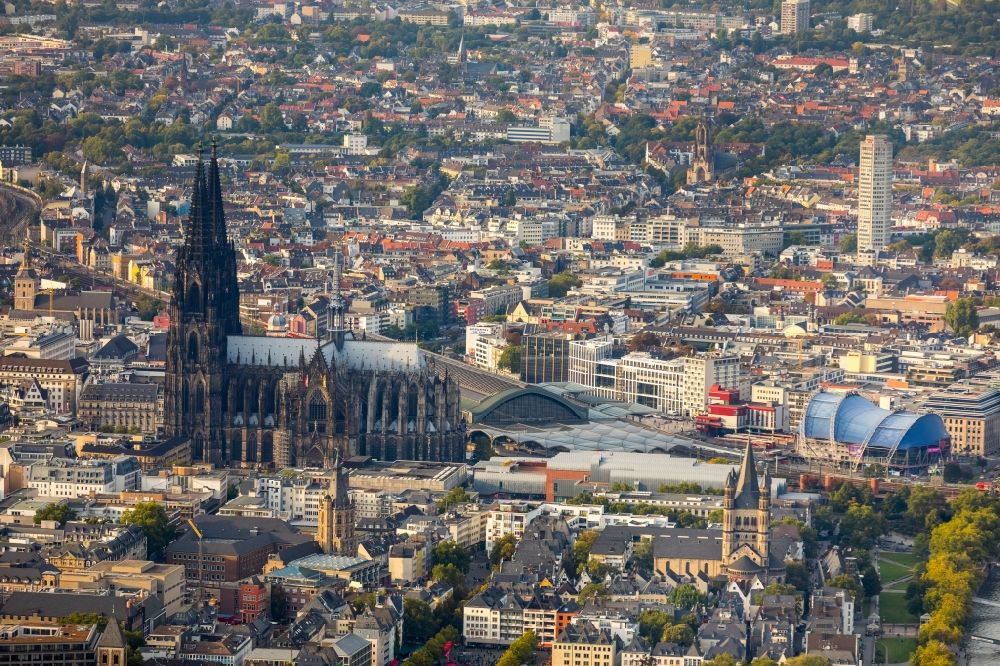Luftbild Köln - Kirchengebäude Kölner Dom im Altstadt- Zentrum im Ortsteil Innenstadt in Köln im Bundesland Nordrhein-Westfalen - NRW, Deutschland
