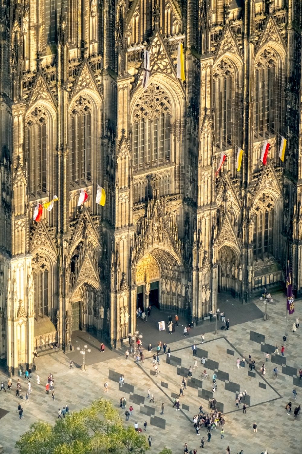 Köln von oben - Kirchengebäude Kölner Dom im Altstadt- Zentrum im Ortsteil Innenstadt in Köln im Bundesland Nordrhein-Westfalen - NRW, Deutschland