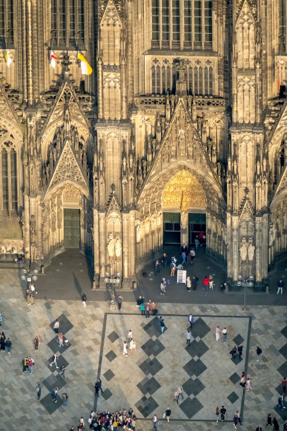 Köln aus der Vogelperspektive: Kirchengebäude Kölner Dom im Altstadt- Zentrum im Ortsteil Innenstadt in Köln im Bundesland Nordrhein-Westfalen - NRW, Deutschland
