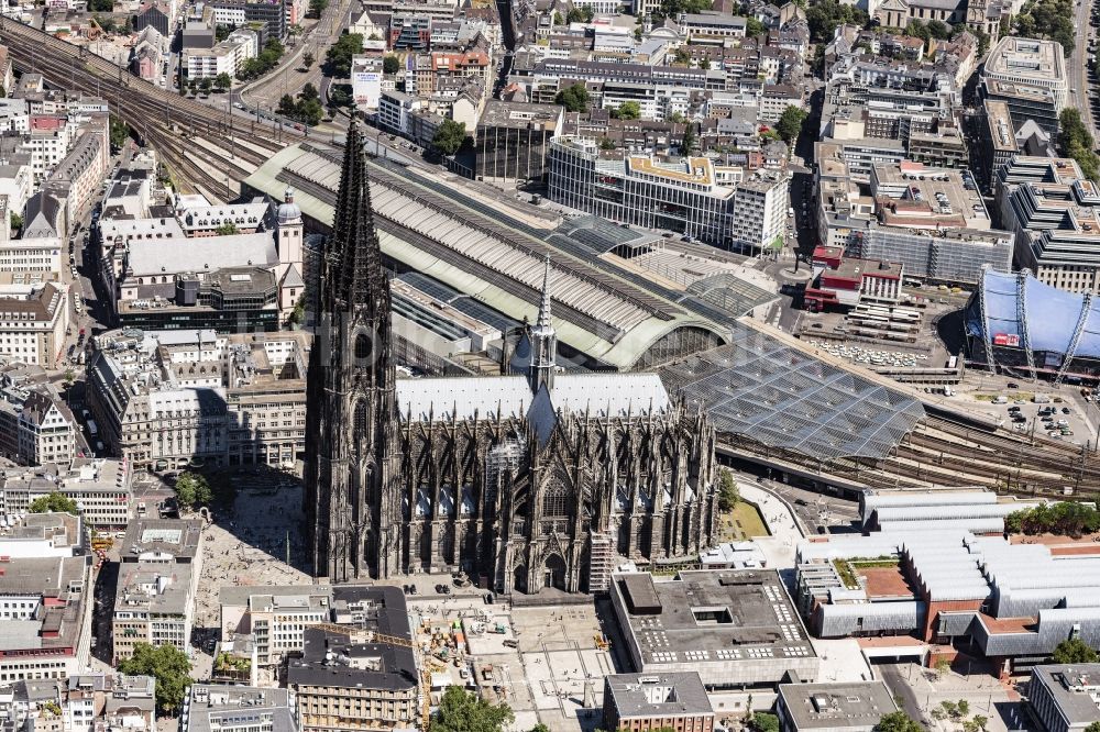 Luftbild Köln - Kirchengebäude Kölner Dom im Altstadt- Zentrum im Ortsteil Innenstadt in Köln im Bundesland Nordrhein-Westfalen - NRW, Deutschland