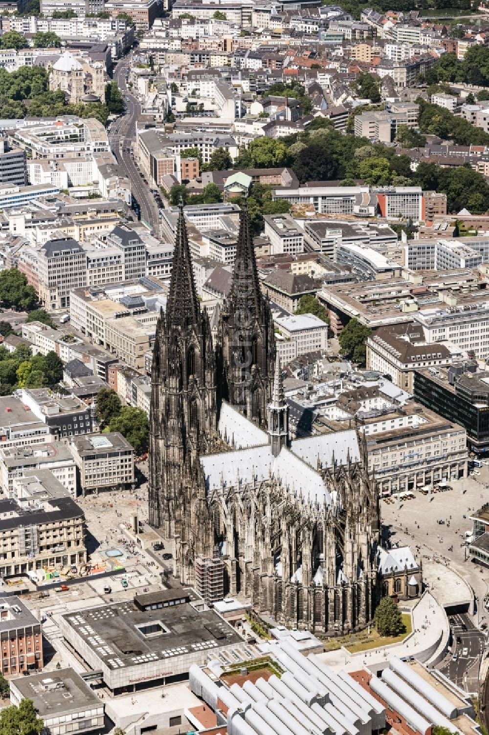 Luftaufnahme Köln - Kirchengebäude Kölner Dom im Altstadt- Zentrum im Ortsteil Innenstadt in Köln im Bundesland Nordrhein-Westfalen - NRW, Deutschland