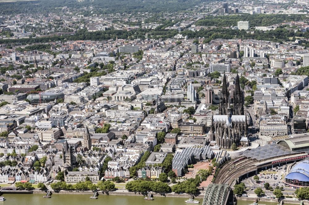 Köln aus der Vogelperspektive: Kirchengebäude Kölner Dom im Ortsteil Innenstadt in Köln im Bundesland Nordrhein-Westfalen - NRW, Deutschland