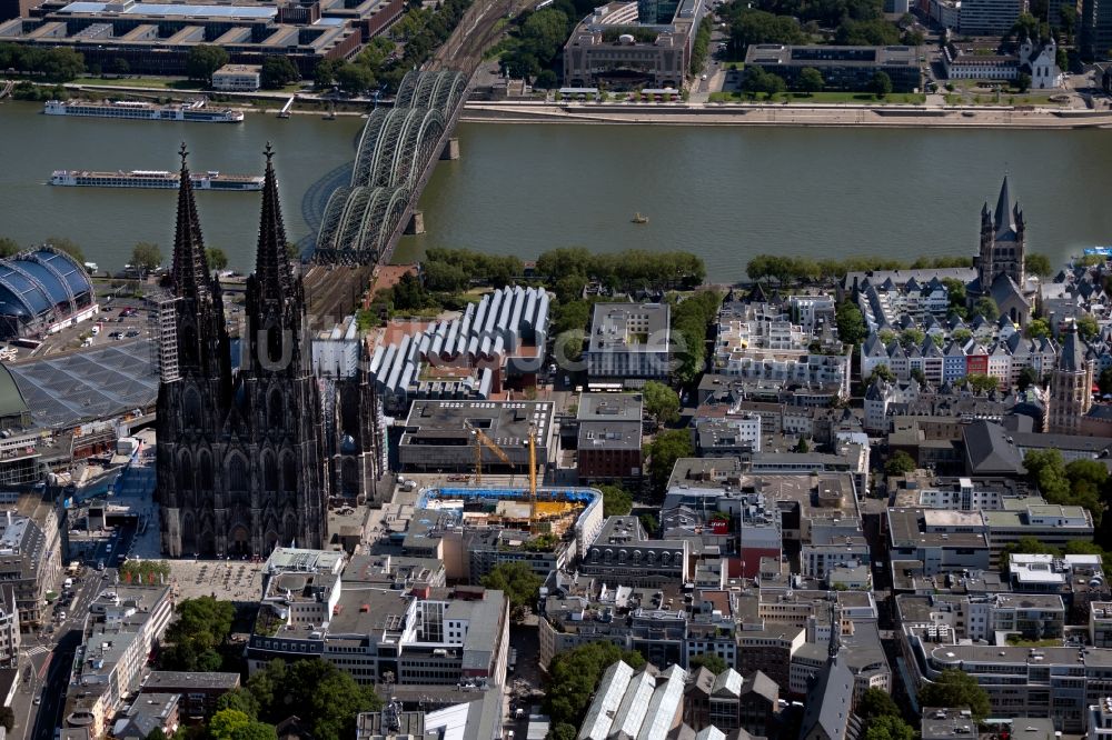 Köln von oben - Kirchengebäude Kölner Dom im Ortsteil Innenstadt in Köln im Bundesland Nordrhein-Westfalen - NRW, Deutschland