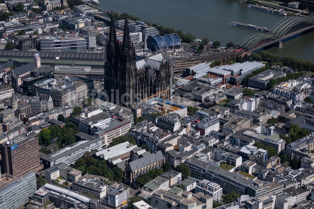 Köln aus der Vogelperspektive: Kirchengebäude Kölner Dom im Ortsteil Innenstadt in Köln im Bundesland Nordrhein-Westfalen - NRW, Deutschland