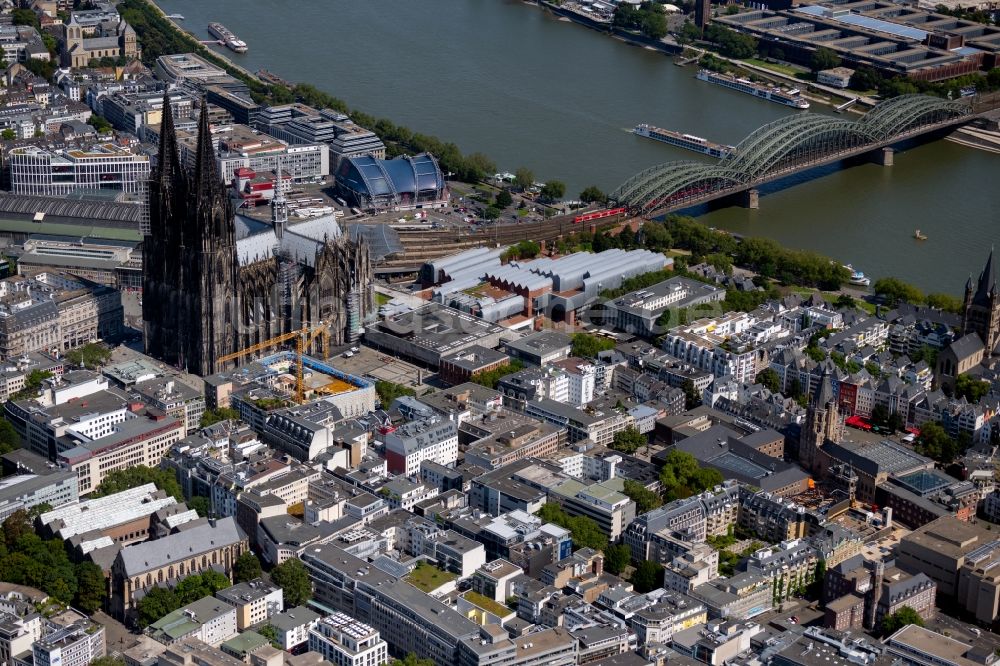 Luftbild Köln - Kirchengebäude Kölner Dom im Ortsteil Innenstadt in Köln im Bundesland Nordrhein-Westfalen - NRW, Deutschland