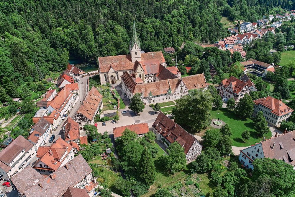 Luftbild Blaubeuren - Kirchengebäude Klosterkirche Blautopf in Blaubeuren im Bundesland Baden-Württemberg, Deutschland