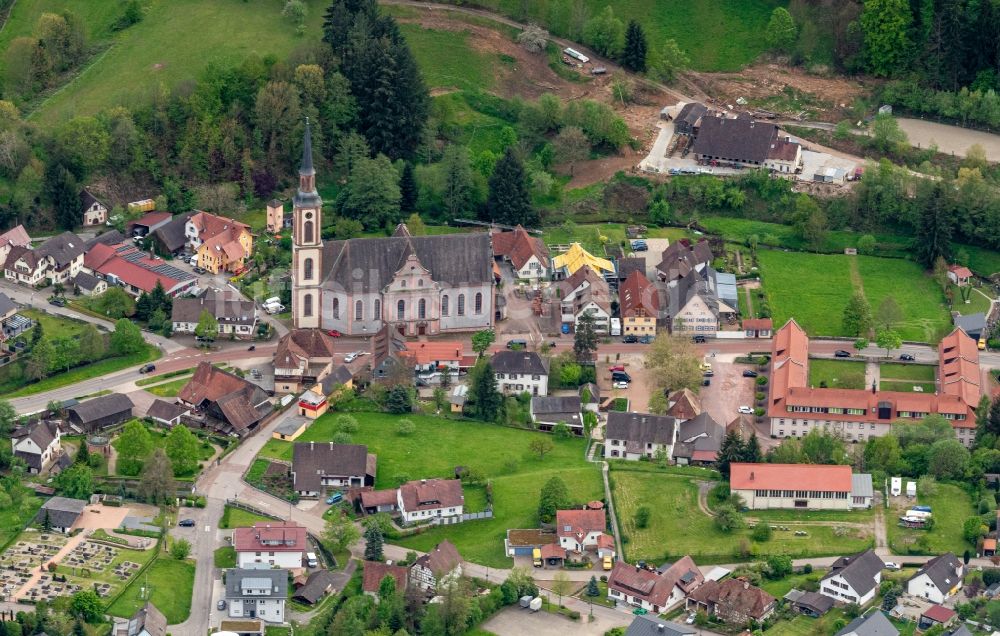 Luftbild Ettenheim - Kirchengebäude der Klosterkirche Ettenheimmünster und Ort in Ettenheim im Bundesland Baden-Württemberg, Deutschland