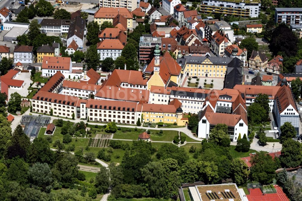 Luftaufnahme Landshut - Kirchengebäude der Klosterkirche Mariä Himmelfahrt in Landshut im Bundesland Bayern, Deutschland